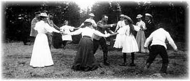Игра в горелки на отдыхе. В центре круга  царь. 1910 г.