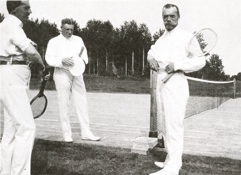 Николай II (справа) готовится выйти на корт. Виролахти, 1913г.