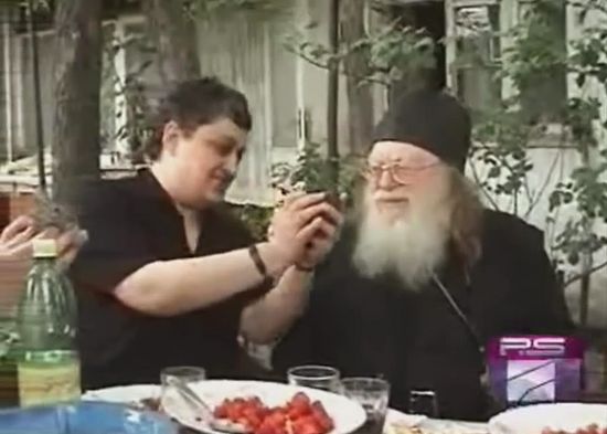 Отец Рафаил во дворе ее дома